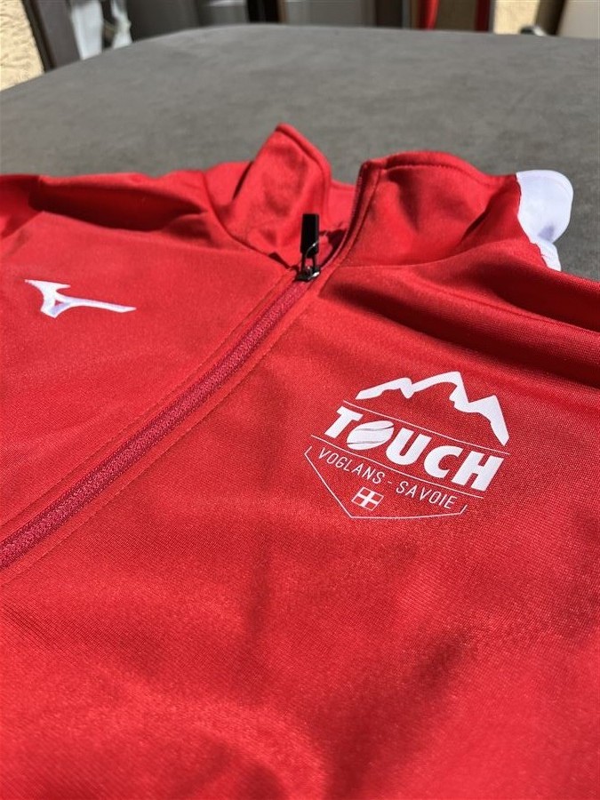 Transfert veste rouge Touch Voglans Savoie logo