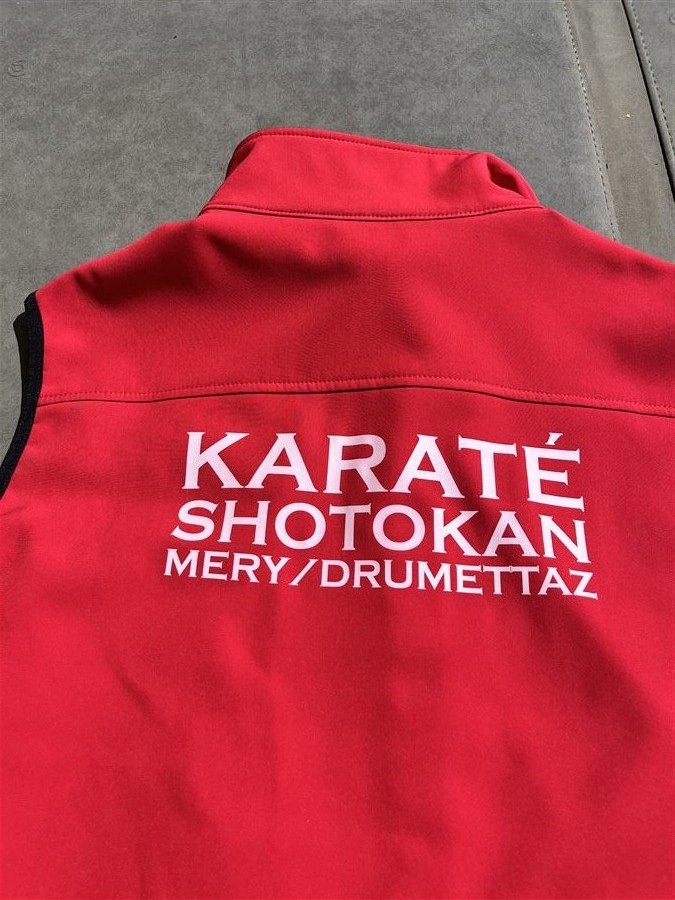 Flocage hoodie rouge Karaté Shotokan Mery Drumettaz texte vertical