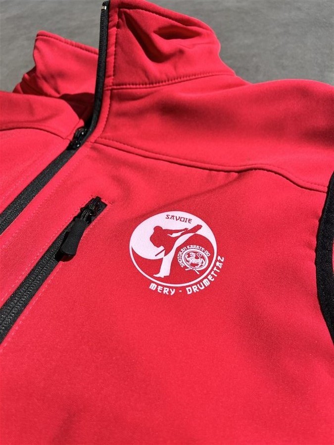 Transfert softshell rouge Karate-do Savoie Shotokan logo rond