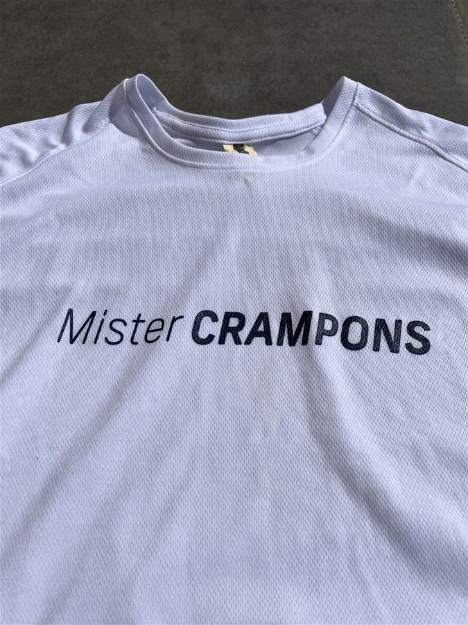 Flocage polo blanc Mister Crampons texte poitrine