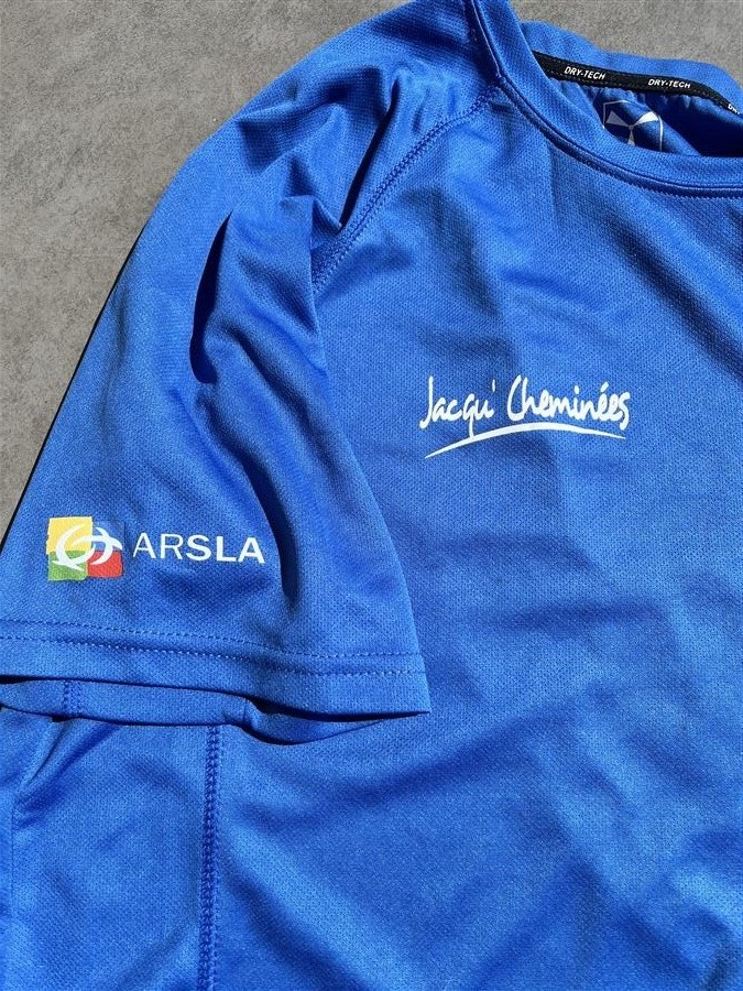 Transfert t-shirt bleu Jacqui Cheminées ARSLA double logo