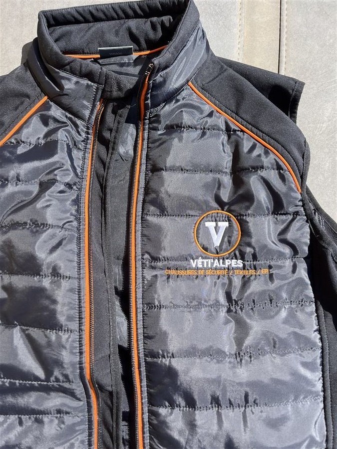 Broderie logo Véti'Alpes doudoune noire orange liseré