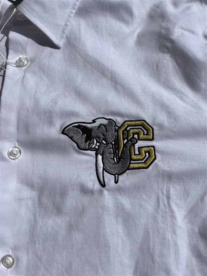 Broderie mascotte éléphant lettre G dorée chemise blanche